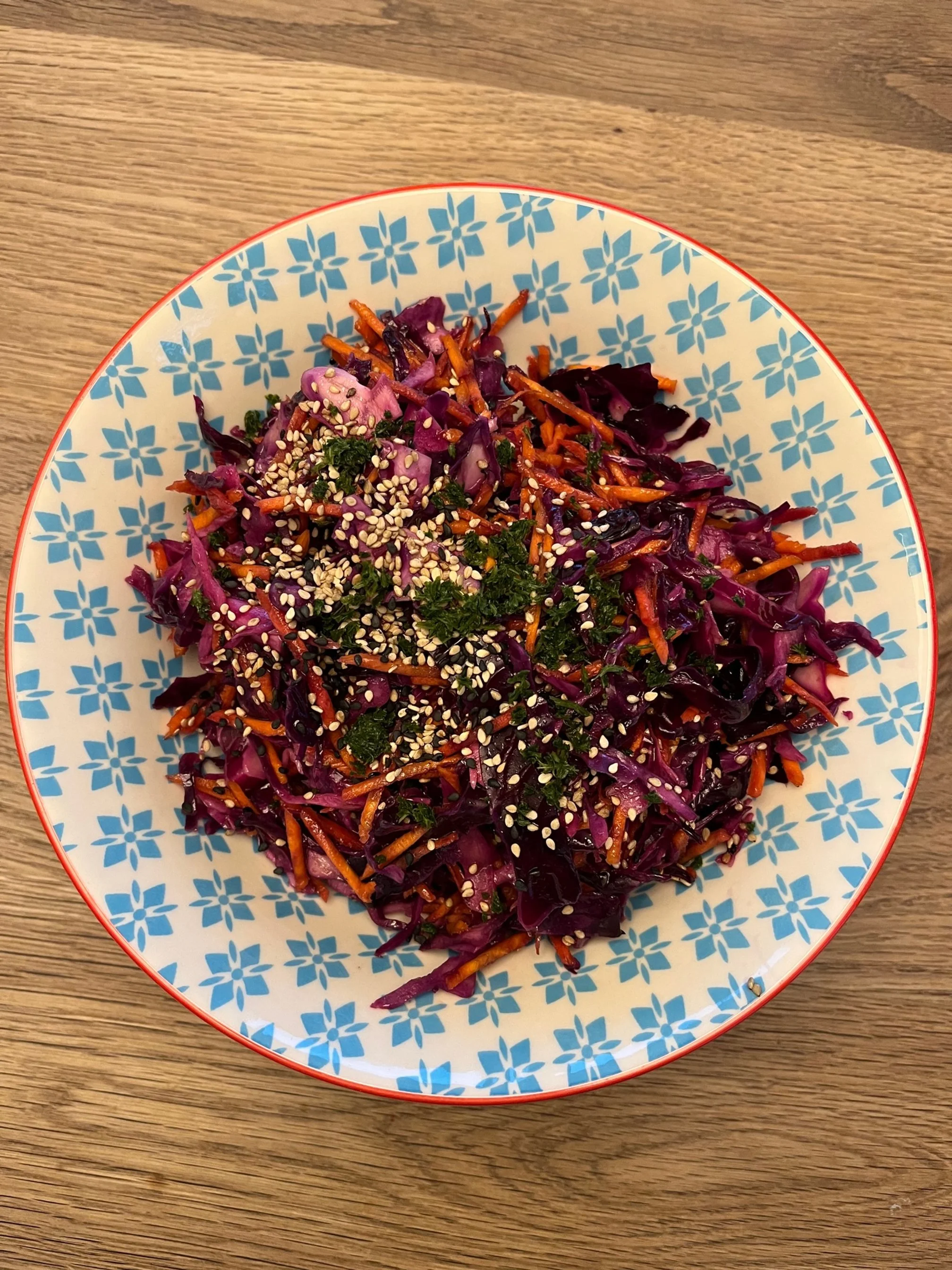 Knackiger Rotkohl-Rüeblisalat