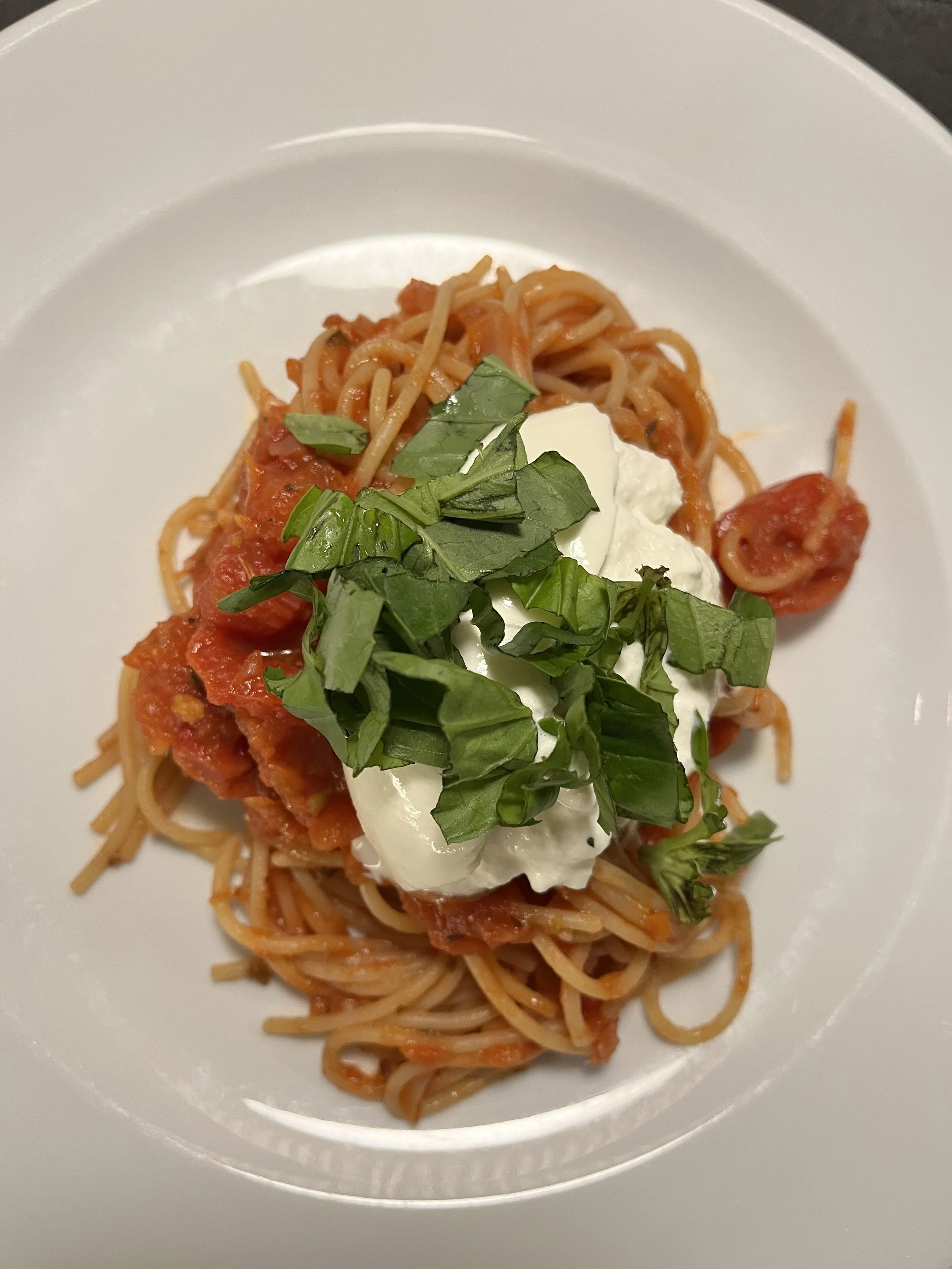 Spaghetti mit Tomaten und Burrata
