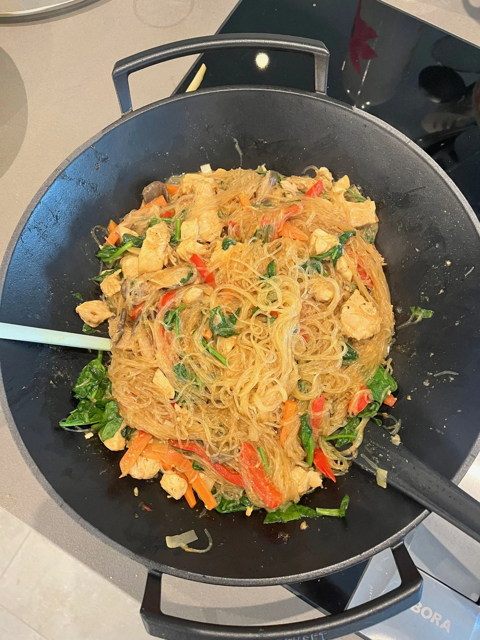 Glasnudelpfanne mit Poulet und Pilzen