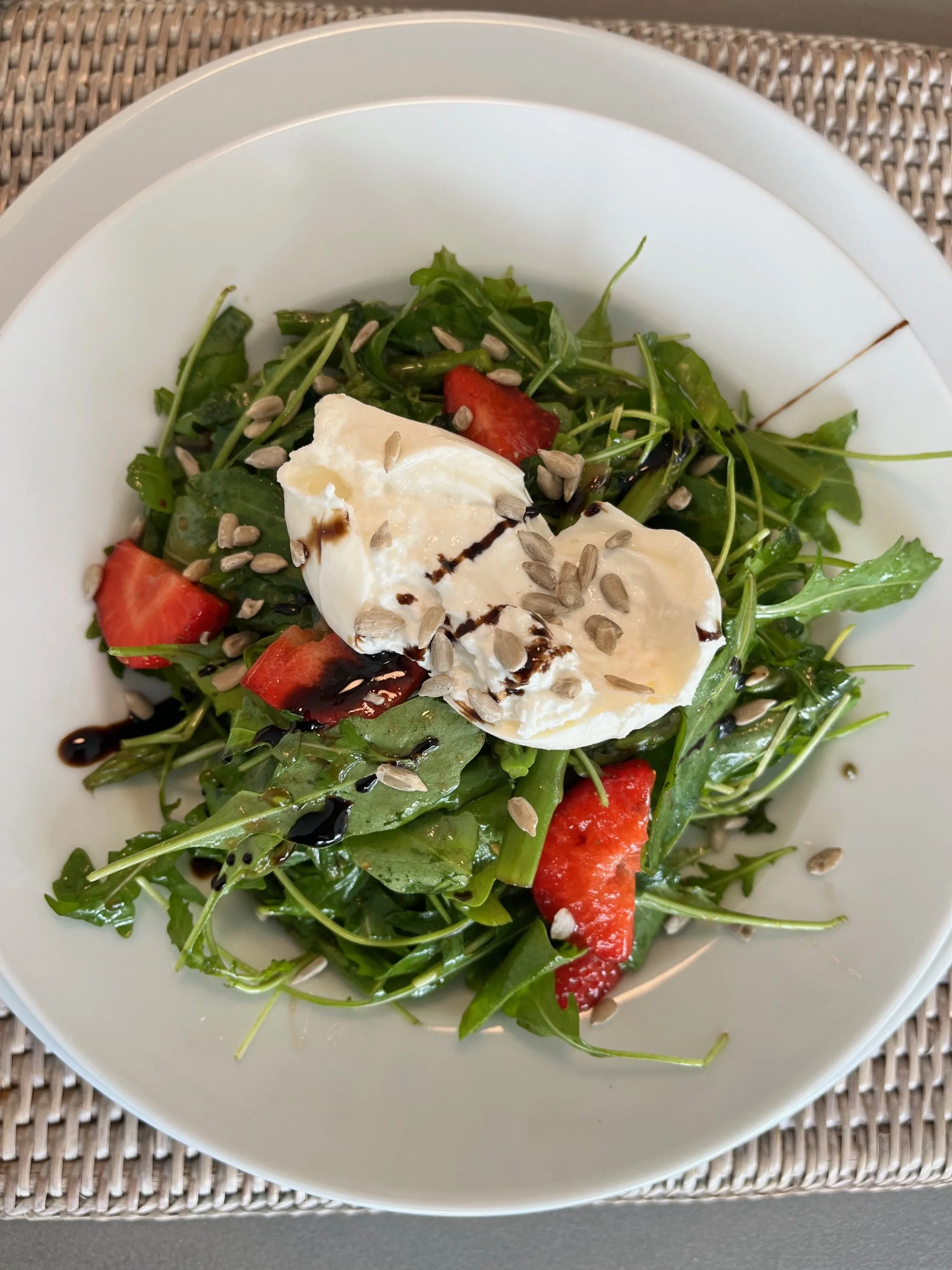 Sommersalat mit Erdbeeren