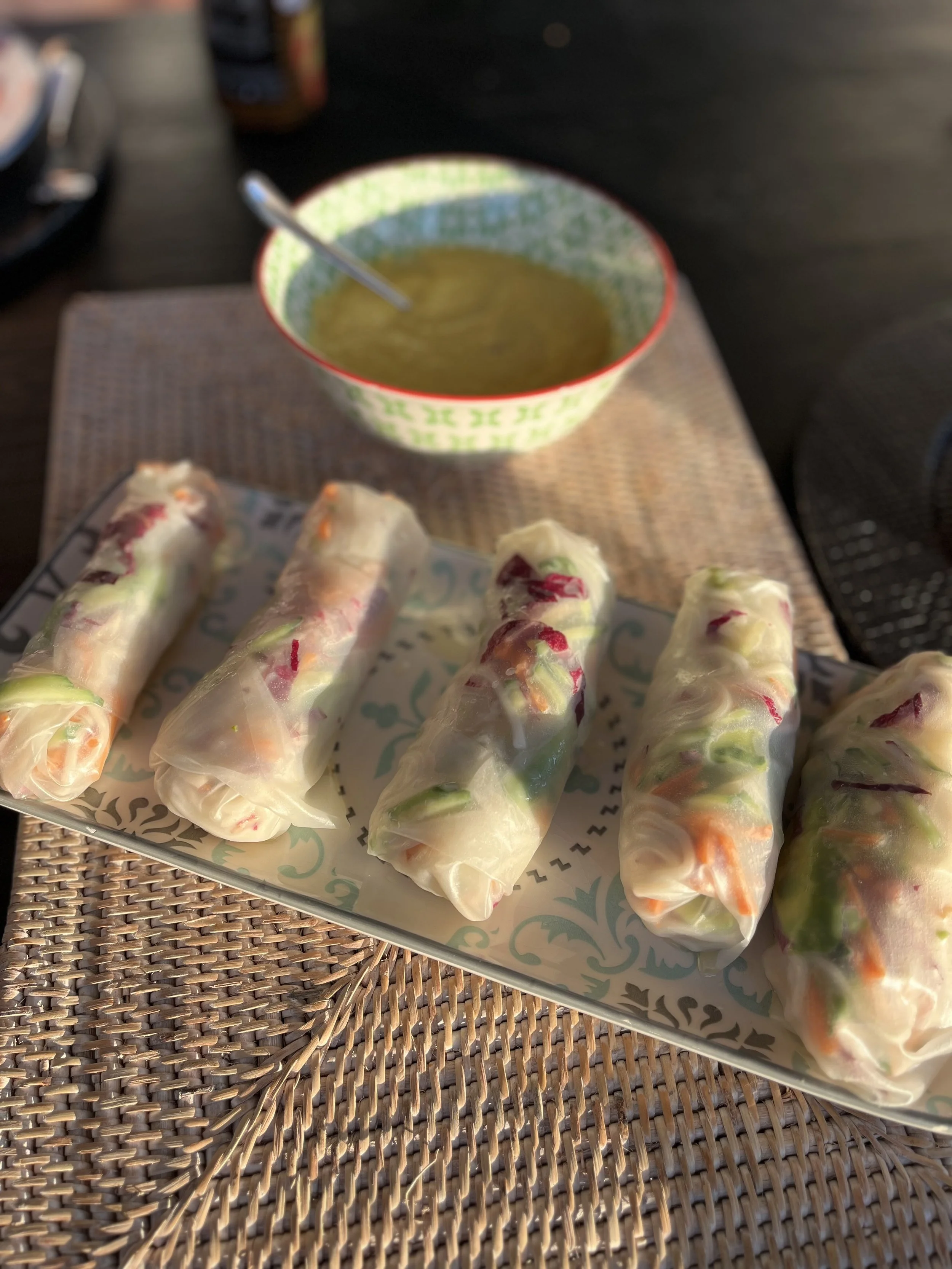 Gemüserollen in Reispapier mit Mango Chili Sauce