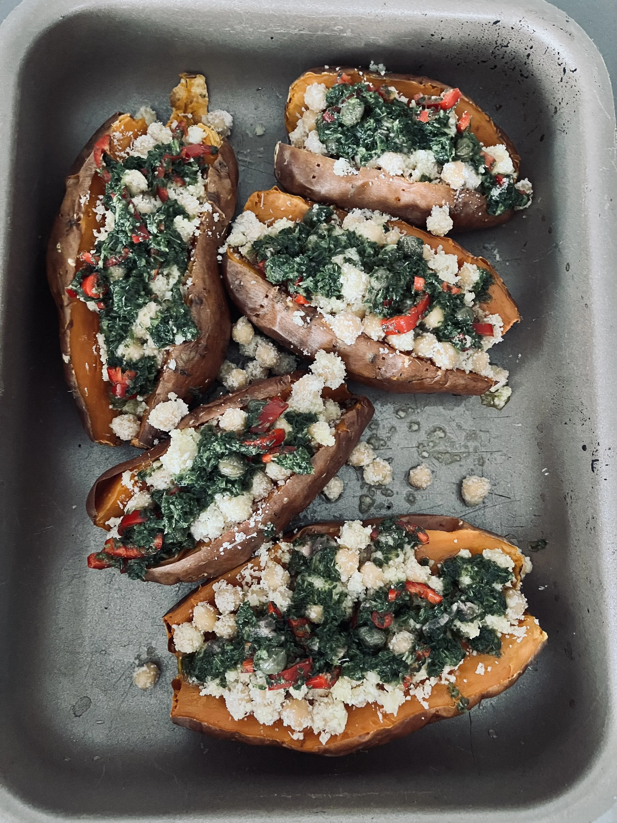 Süsskartoffel mit Kichererbsen und Salsa verde