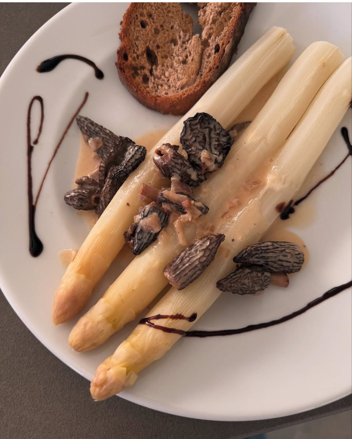 Spargel an Morchel-Vanille Sauce