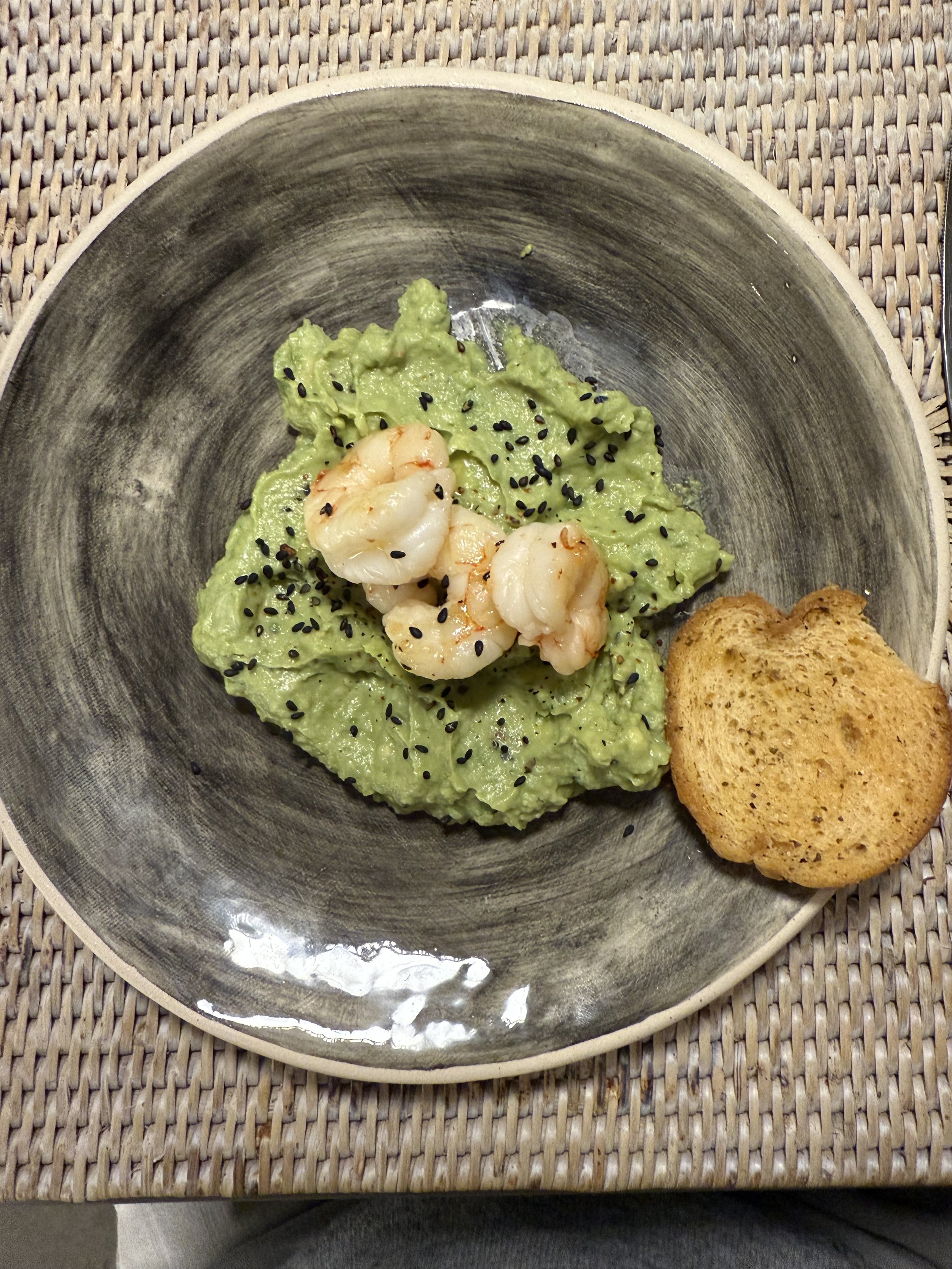 Crevetten auf Avocadocreme