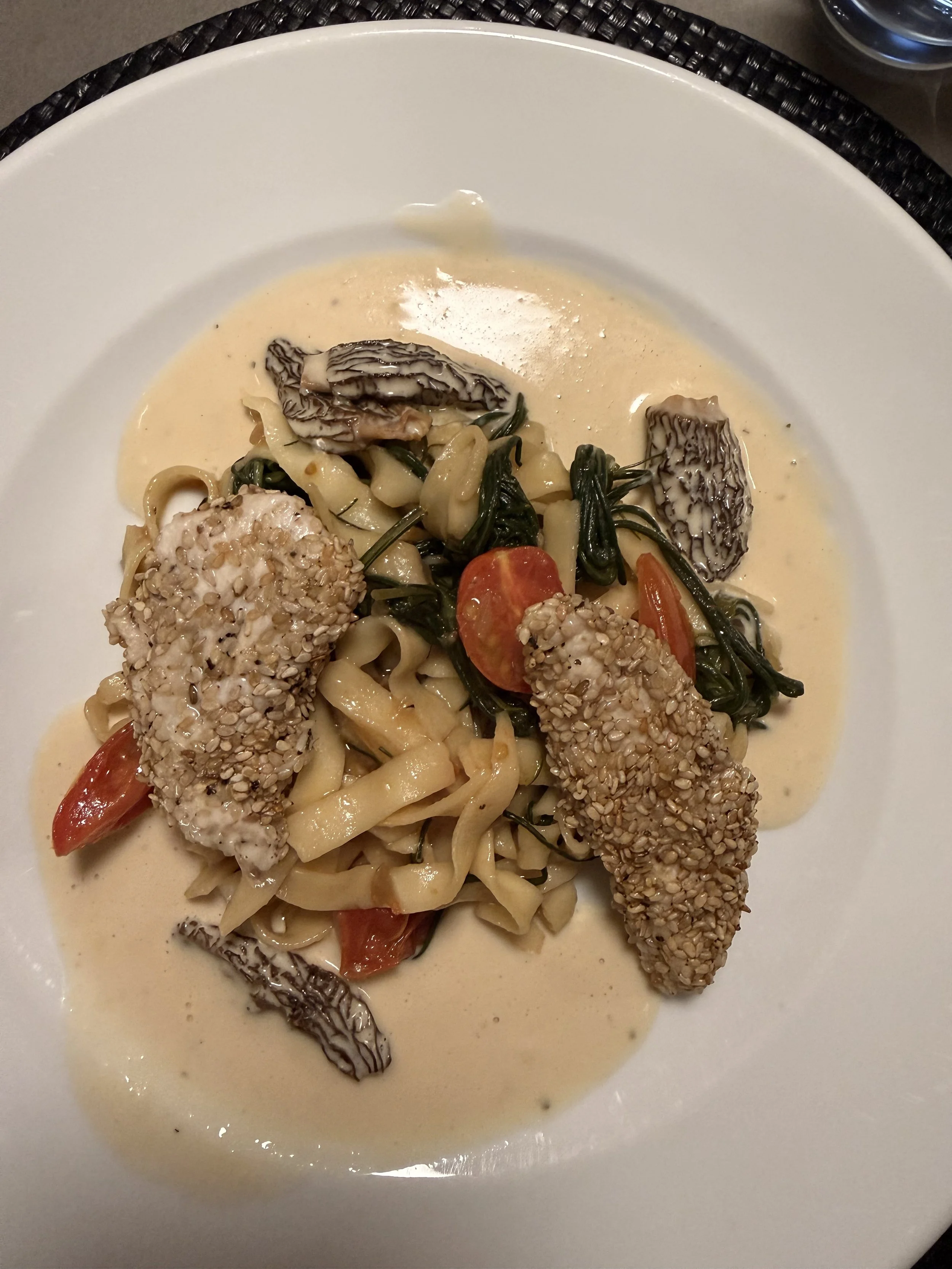 Poulet Brust im Sesammantel auf Tagliatelle mit Mönchsbart an einer Morchel Rahm Sauce.
