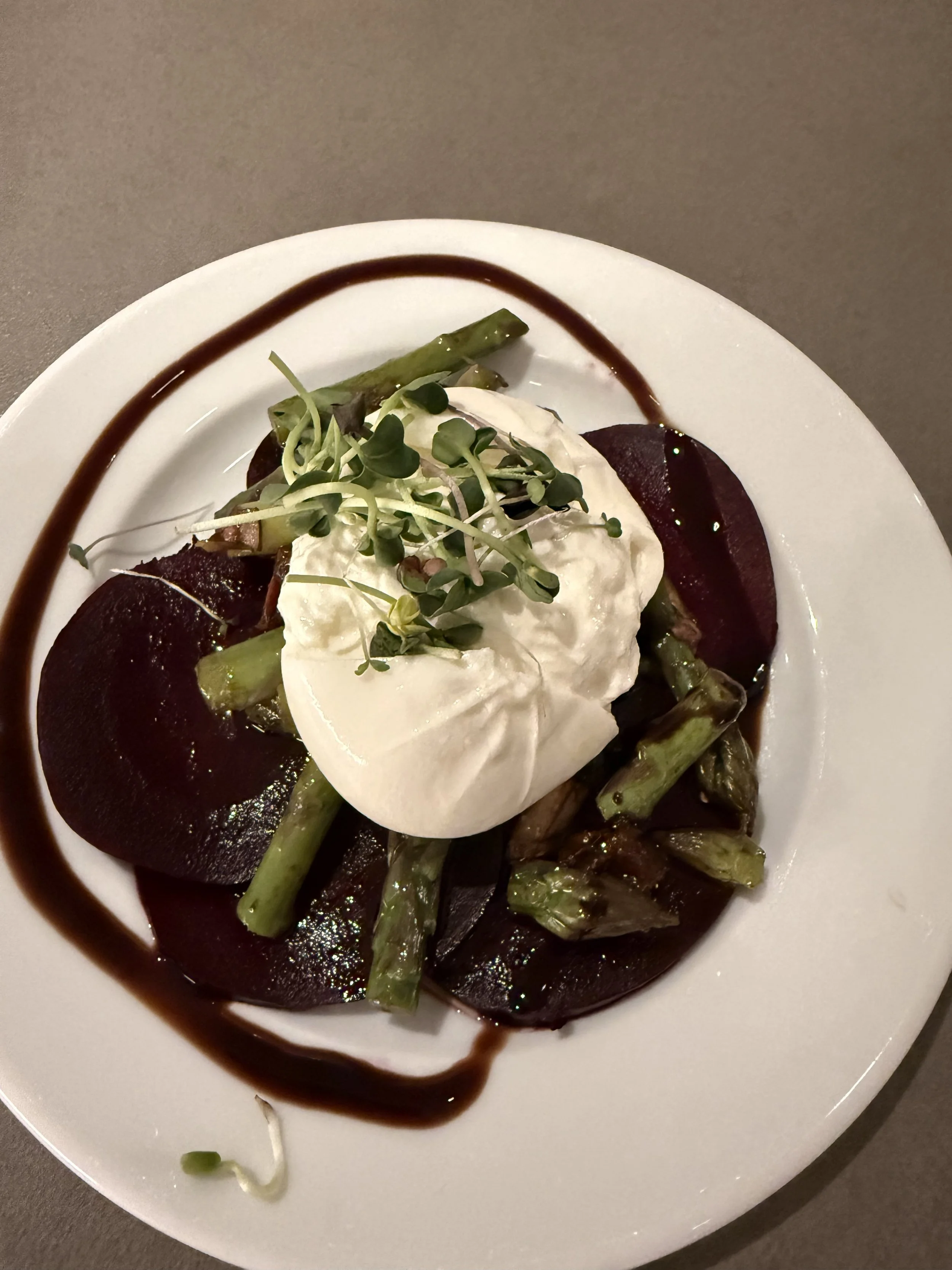 Spargelsalat mit Burrata auf Randen Carpaccio