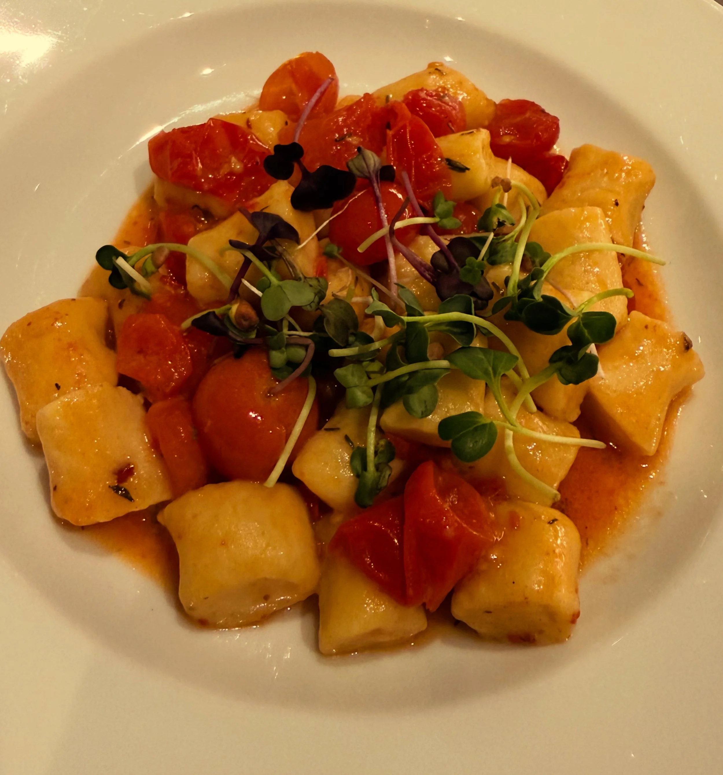 Safran Gnocchi mit kontierten Tomaten