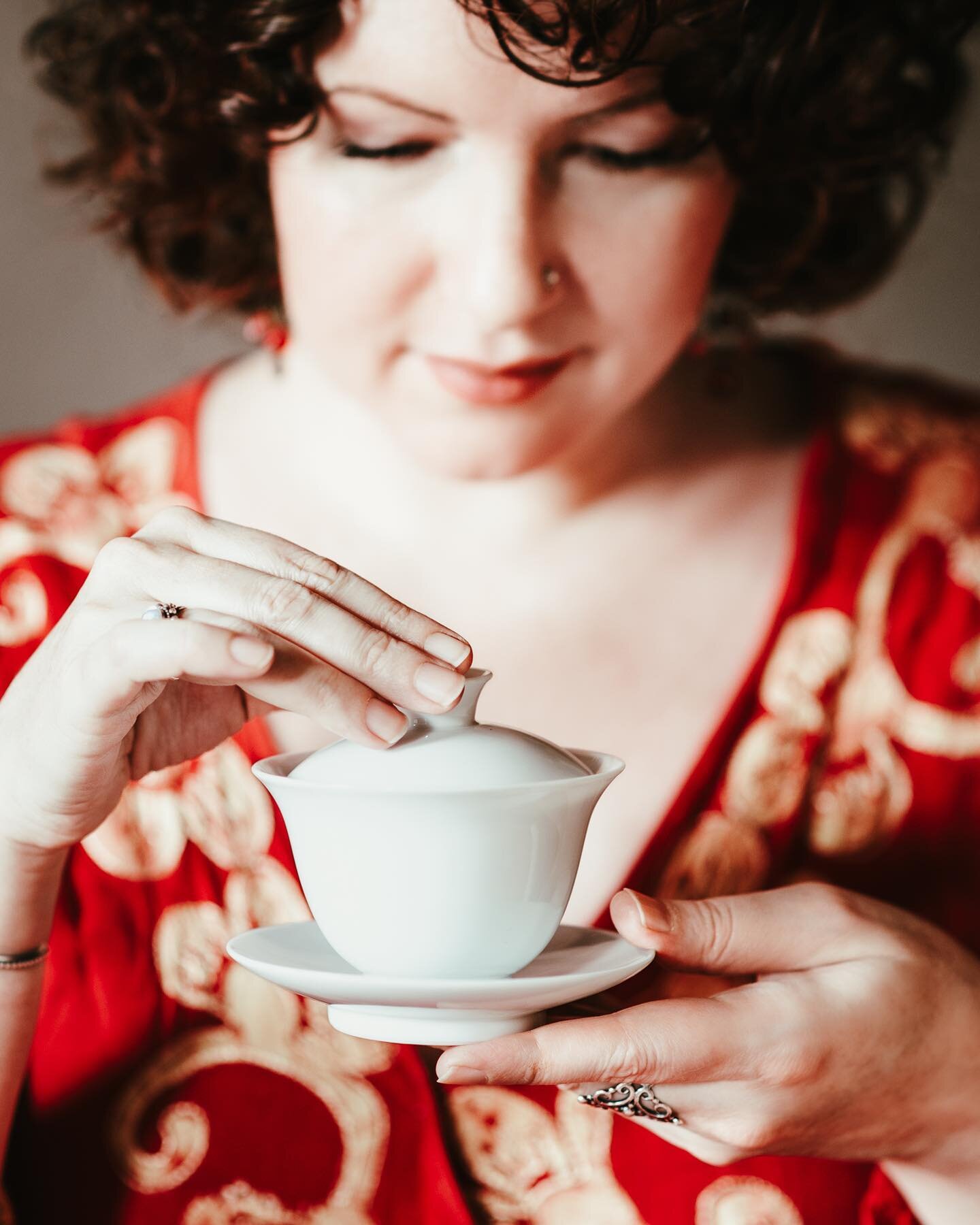 ．
&ldquo;Have a good cup of tea,
Knowing how to drink good tea
Is a kind of blessing&rdquo;
-Lu Xun

有好茶喝
会喝好茶
是一种清福
-魯迅

{tea portrait &copy;Kristina Clark 2024}

#tea
#gaiwan 
#porcelain 
#teaphotography 
#teaware 
#jingdezhen 
#jingdezhenporcelain