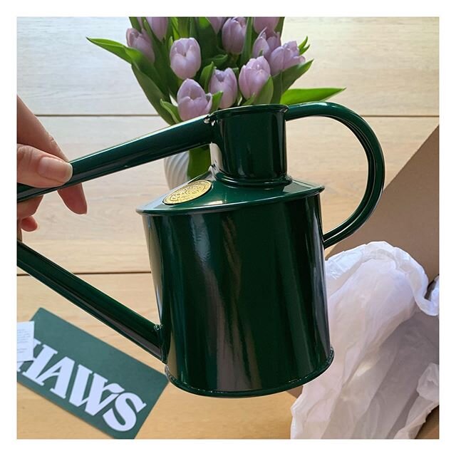 It&rsquo;s been almost two months since I needed a handbag, leaving me longing for a new summer accessory. @hawswateringcans definitely nailed that 💚 Enjoy your evening, I&rsquo;m off to enjoy a glass of rosé whilst watering the pots.
.
.
.
.
#slow