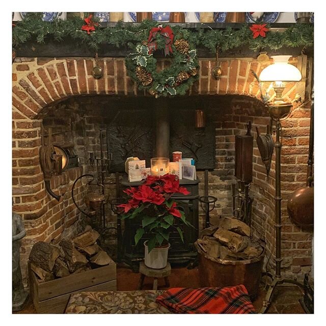 Wholeheartedly agree with Edith Sitwell that: &quot;Winter is the time for comfort, for good food and warmth, for the touch of a friendly hand and for a talk beside the fire: it is a time for home.&quot; ❤️
.
.
.
.
#homeforchristmas #decemberrituals 