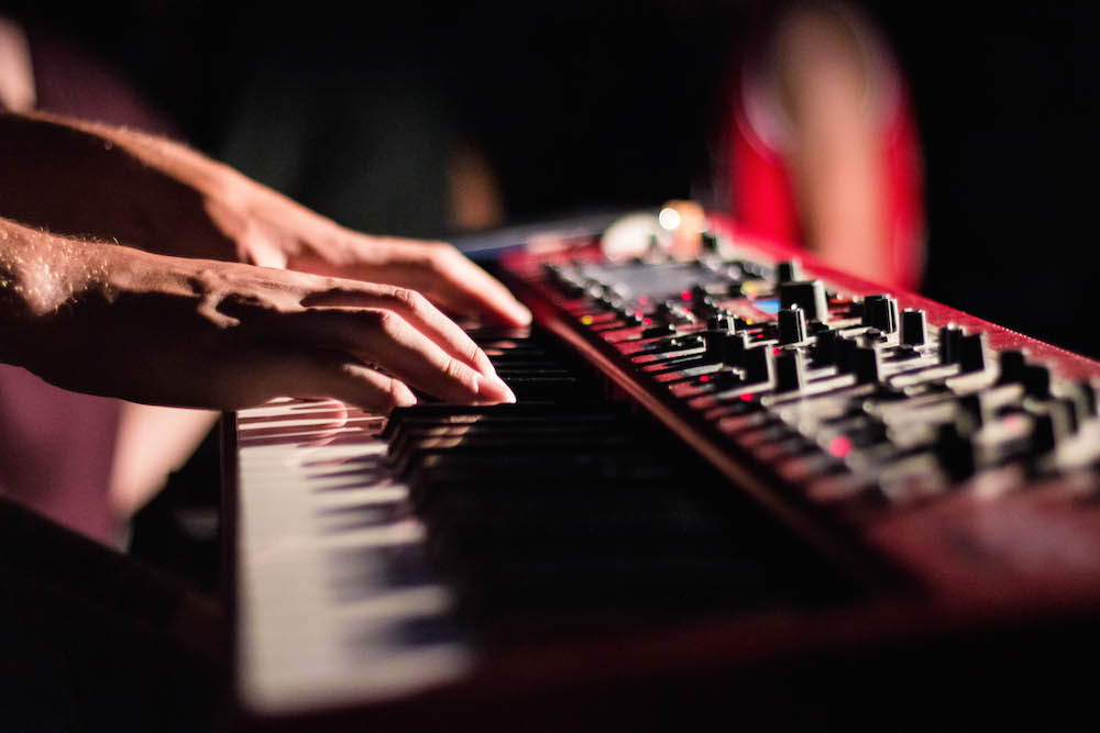 KEYBOARD HANDS pexels-photo-144317.jpg