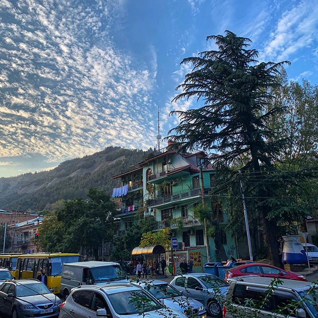 Just another day in our neighborhood!
.
.
.
#sololaki #amaghleba #tbilisi #tbilisigram #tbilisilovesyou #georgiathecountry #საქართველო #marshutka #traffic #clouds #skyline #tvtower #blueskies #gltlove #travelblogger #travelblog #blueskies  #glt #saka
