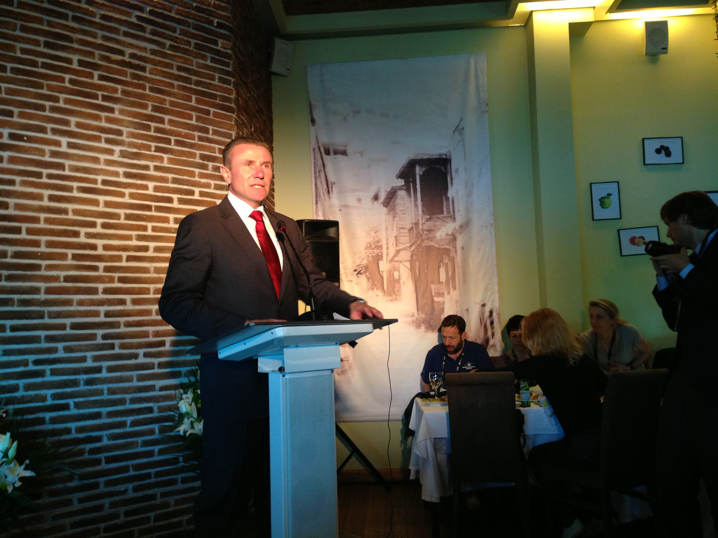 Bubka makes it an even six