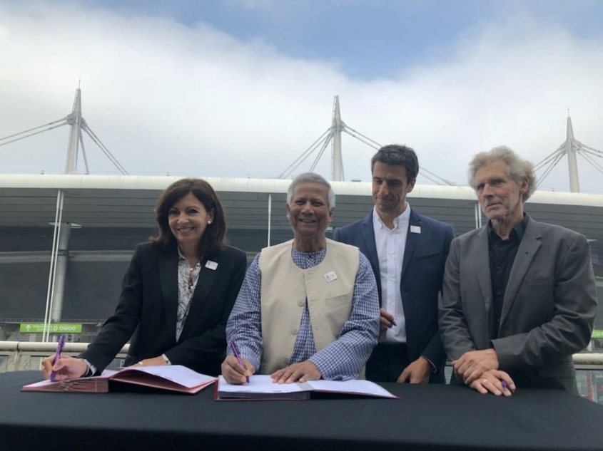 Paris Mayor Anne Hidalgo, Nobel Laureate Muhammad Yunus, Paris 2024 President Tony Estanguet and Eric Pliez, president of Les Canaux, at the May 23 signing ceremony for the 'triple-zero' project // Yunus Center