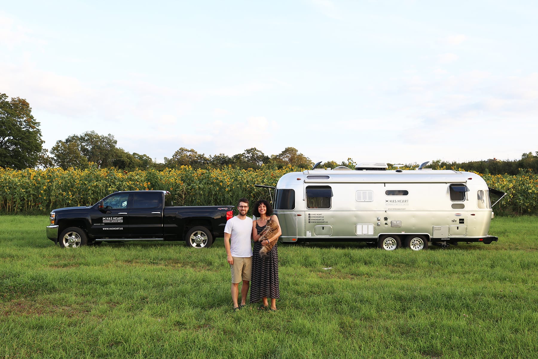 07-CT-journey-airstream-sunflowerfield02.jpg