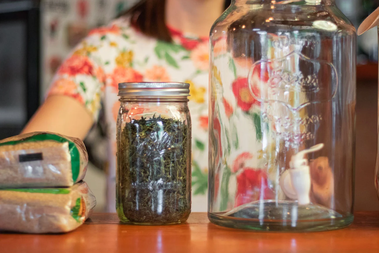 La kombucha es una bebida hecha a base de té. En el Caso de Wild brews, té verde.