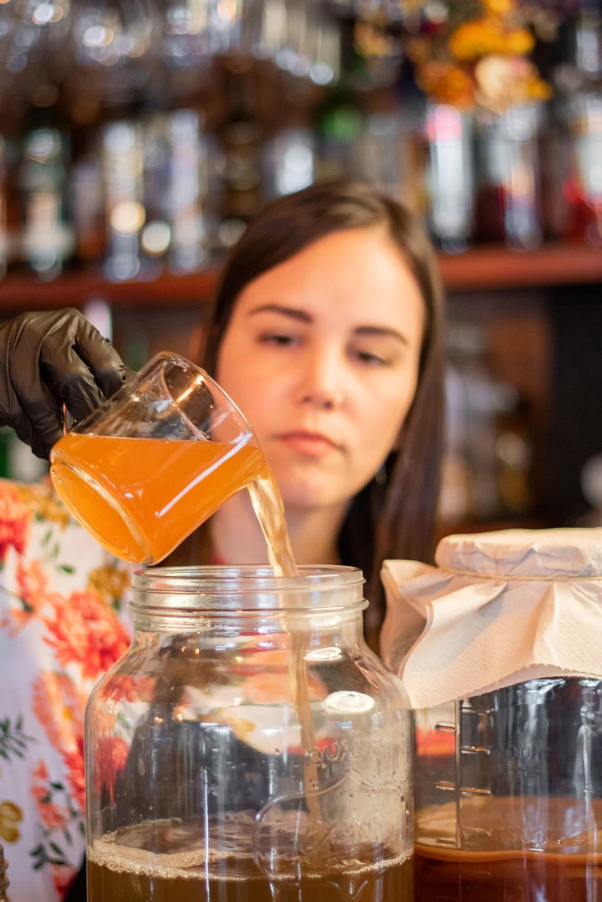 Para activar de manera más rápida el proceso de fermentación natural, se incorpora un poco más de té una vez que se agregó el scoby.