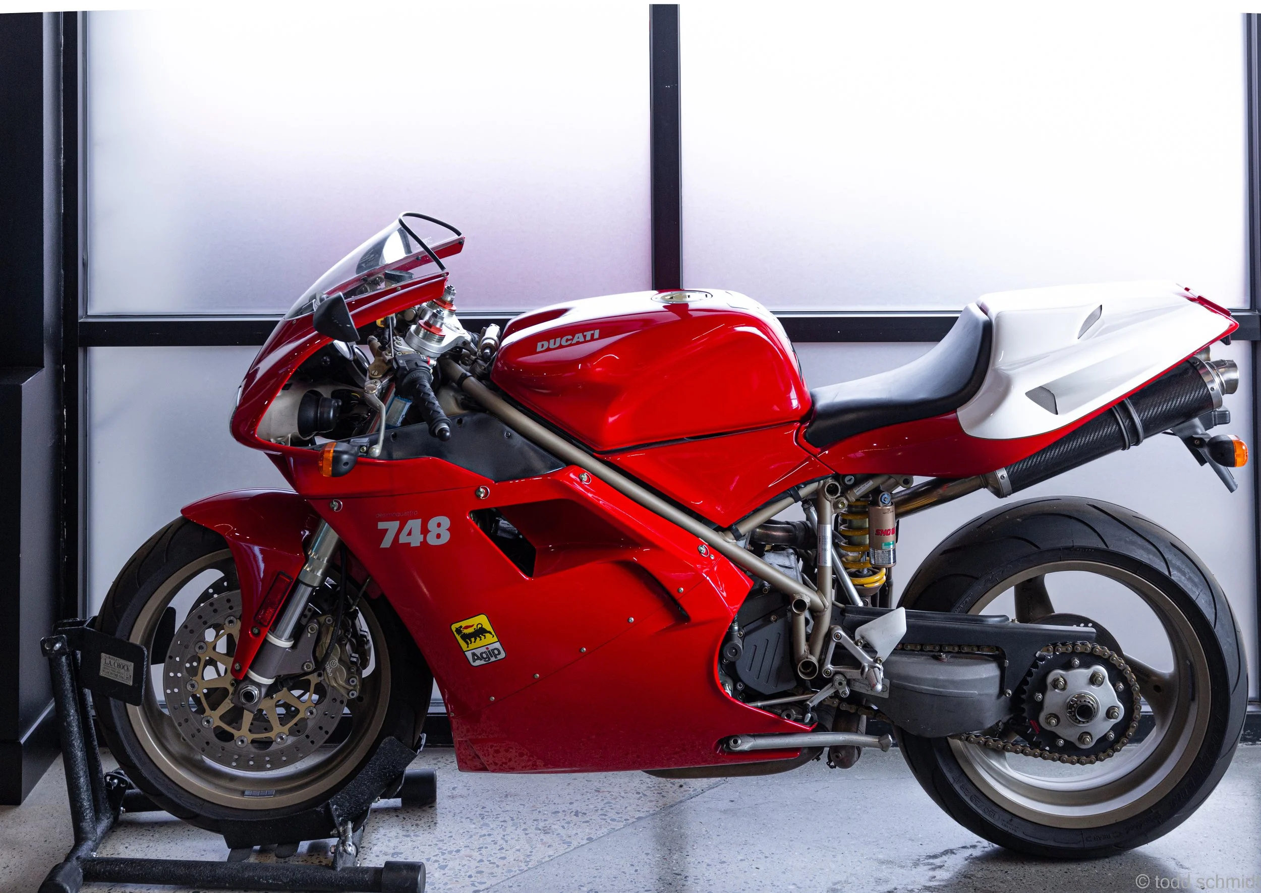 916