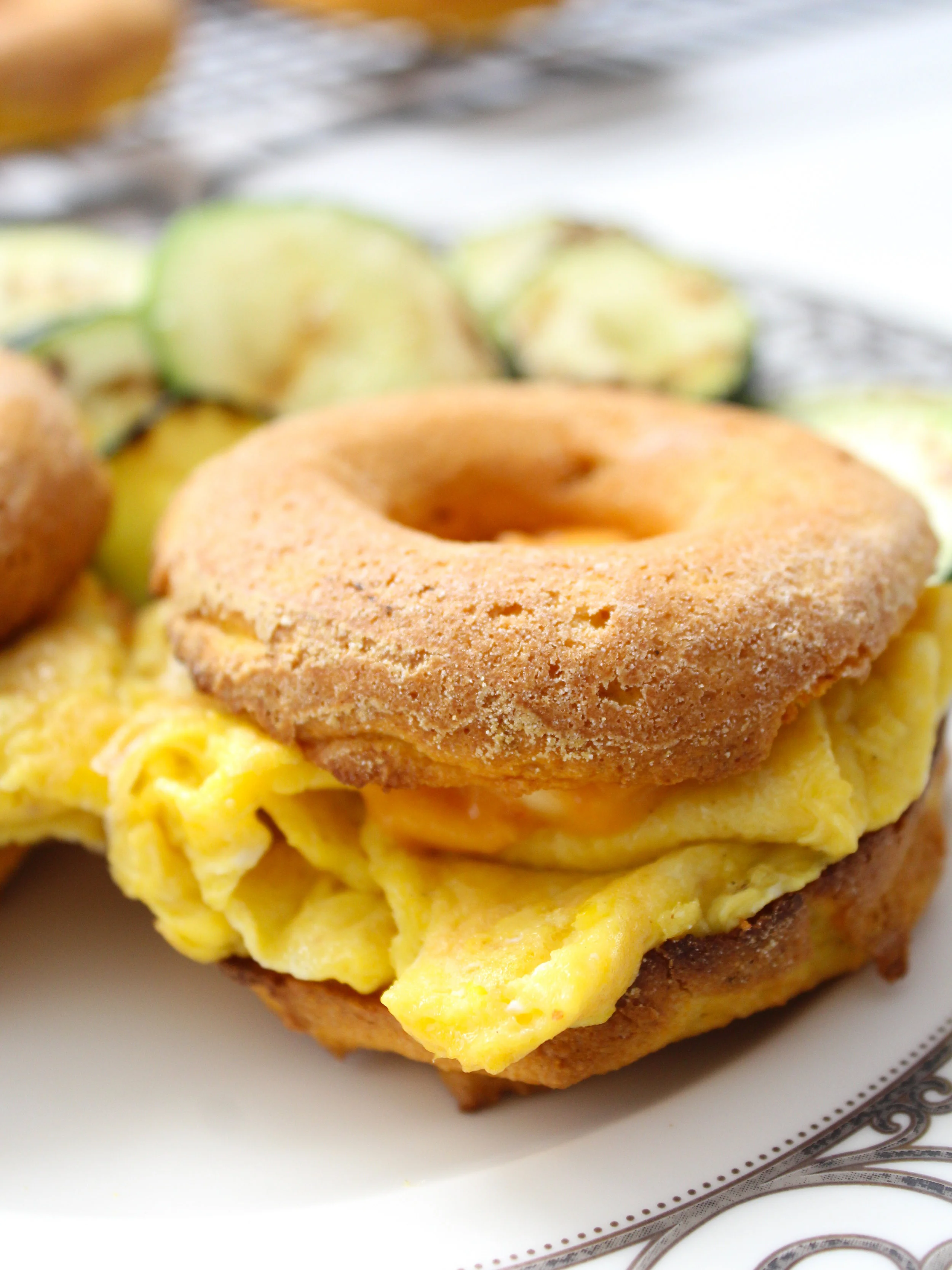 Sándwich de revoltillo de huevos de campo orgánicos en bagel gluten free de zapallo y ají criollo de tomatillo (tomate de árbol/tamarillo) orgánico.
