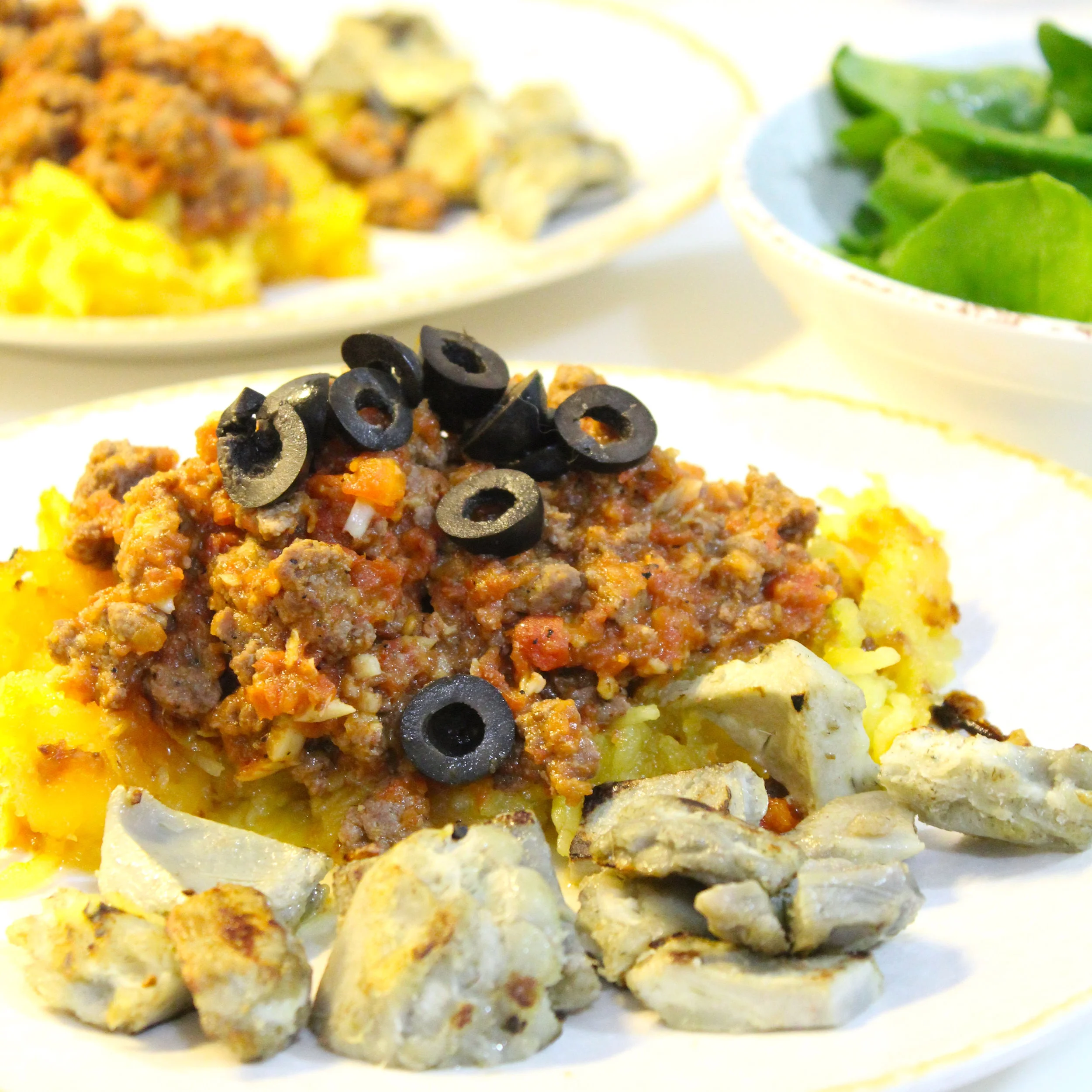 Spaguetti squash de cordero en salsa bolognesa con aceitunas kalamata y alcachofas.