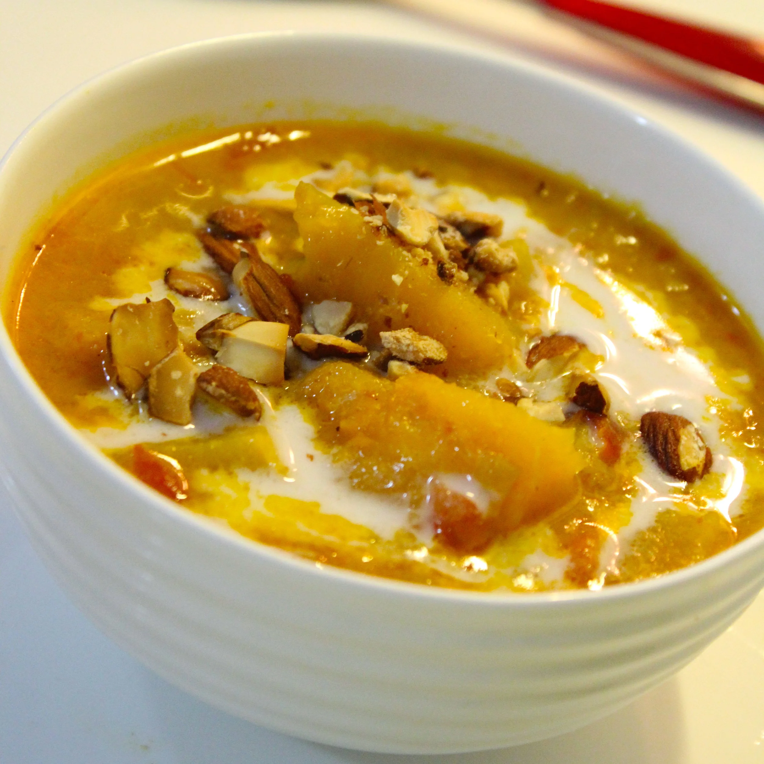 Sopa de calabaza de mi huerto con leche de coco y almendras recién. tostadas picadas.