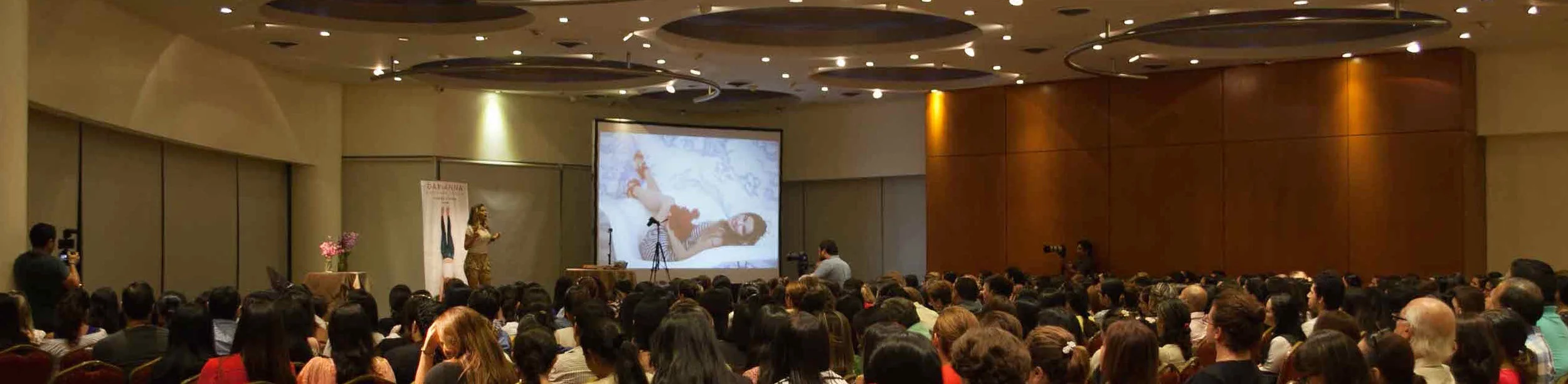 CONFERENCIA DETOX. Siempre habían caras de sorpresa pero de conexión y mucha empatía cuando trataba este tema.