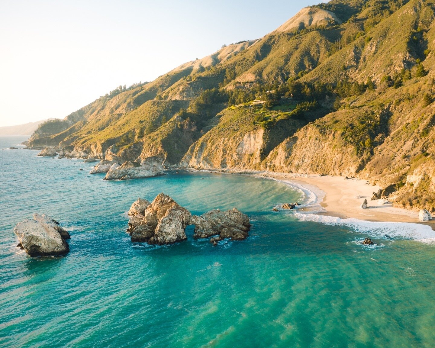 Sun rising to warm the chill February air over the Big Sur coastline☀️
.
.
.
.
.
#VisitCalifornia #BigSur #NatGeoTravel #RoughGuides #TheGreatOutdoors #SpeechlessPlaces #FindItLiveIt #FolkGreen #LiveUnscripted #RoamEarth #WonderMore #ExploreOurEarth 