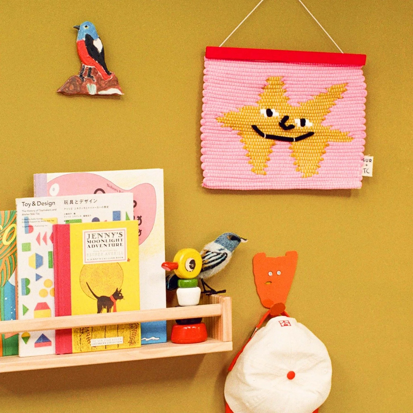 GUR x The Campamento - Estrella 

This small wall-hanging rug is handcrafted from 100% cotton, blending playful design with traditional craftmanship.

A unique collaboration between GUR and The Campamento, each piece is carefully made by hand, bringi