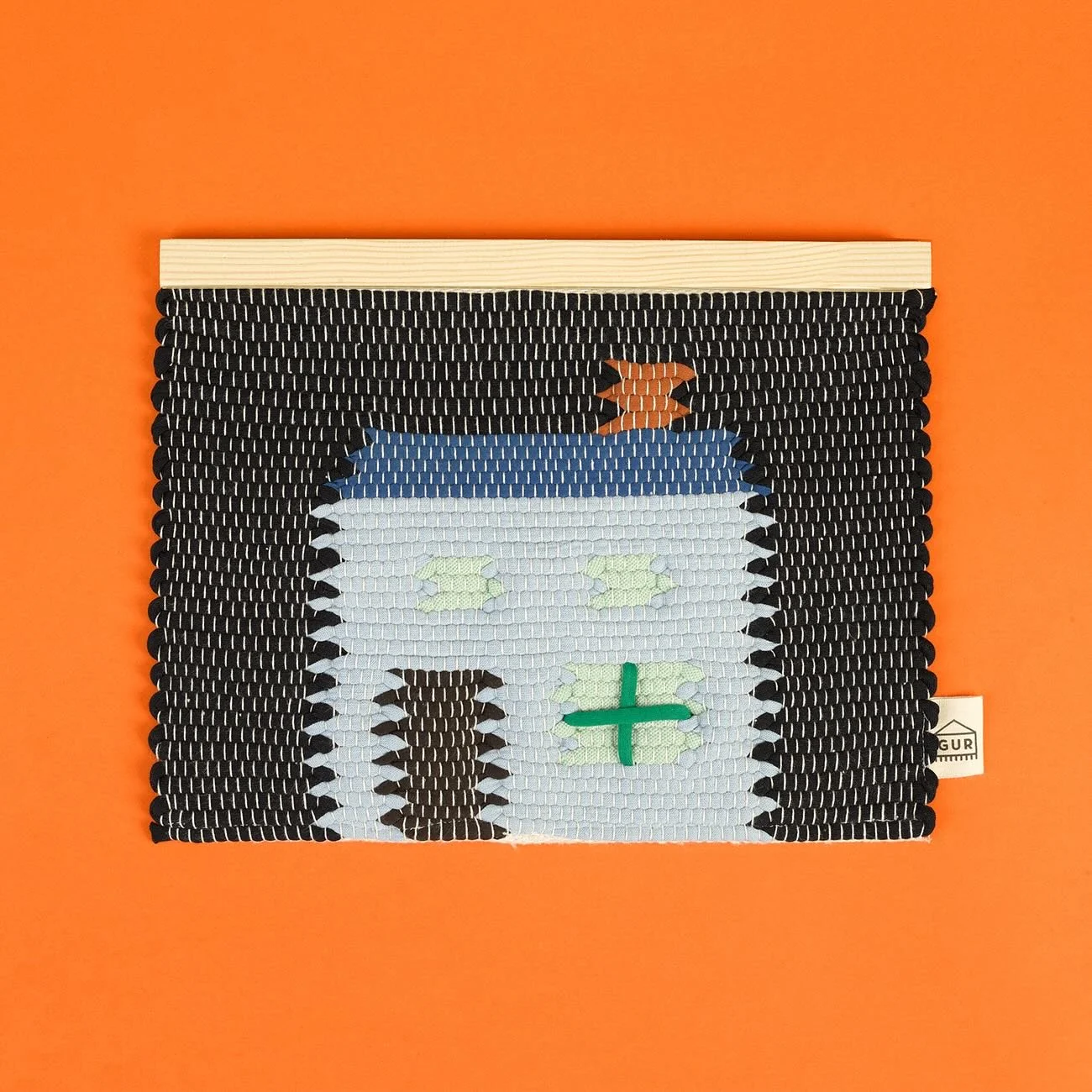 During walks through the city, I notice the houses I encounter along the way, big and small, green, pink or red, full or empty.
In Porto, Portugal colorful houses prevail, with many windows and balconies that tell stories.
GUR Casitas wants to bring 