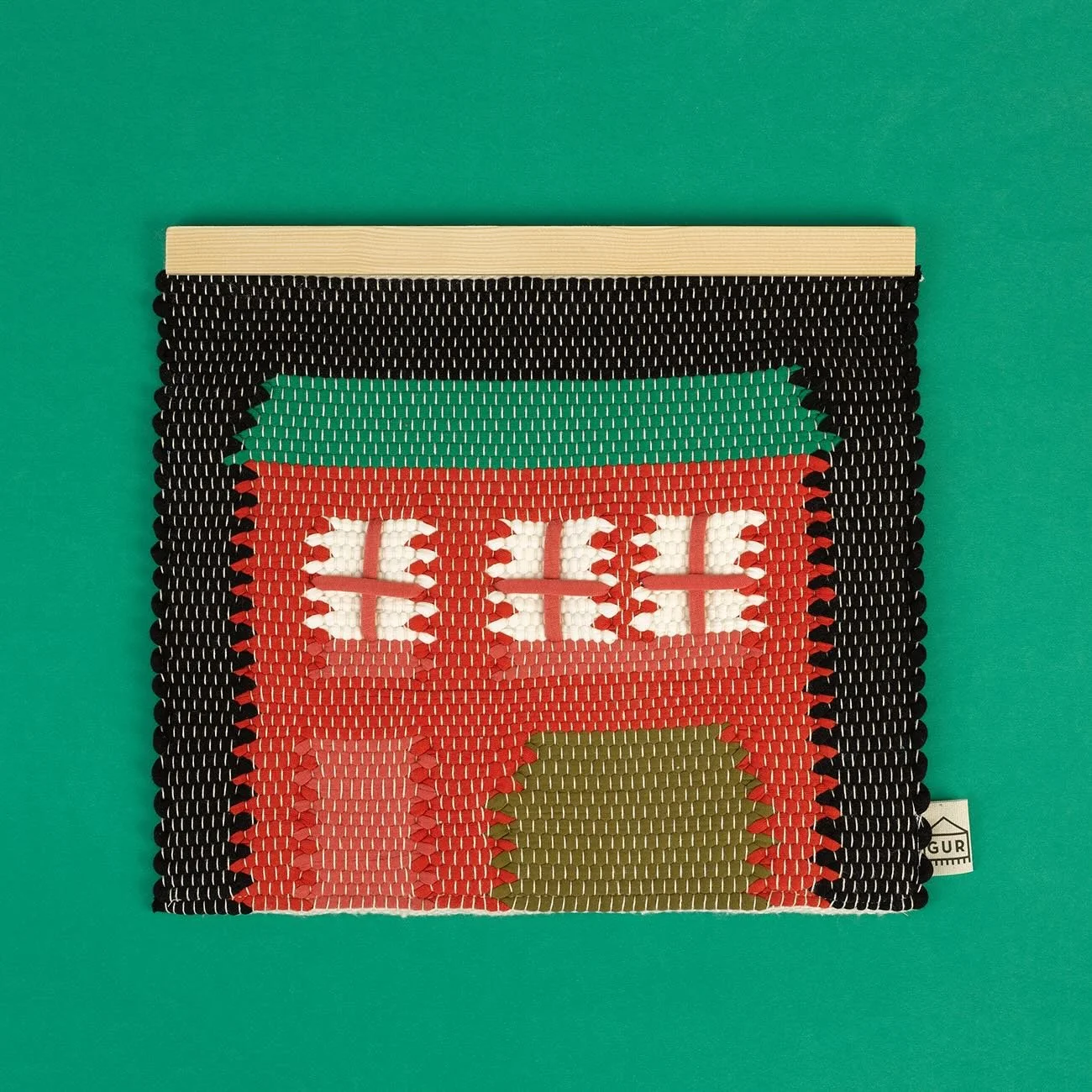 During walks through the city, I notice the houses I encounter along the way, big and small, green, pink or red, full or empty.
In Porto, colorful houses prevail, with many windows and balconies that tell stories.
A theme so current and so important,