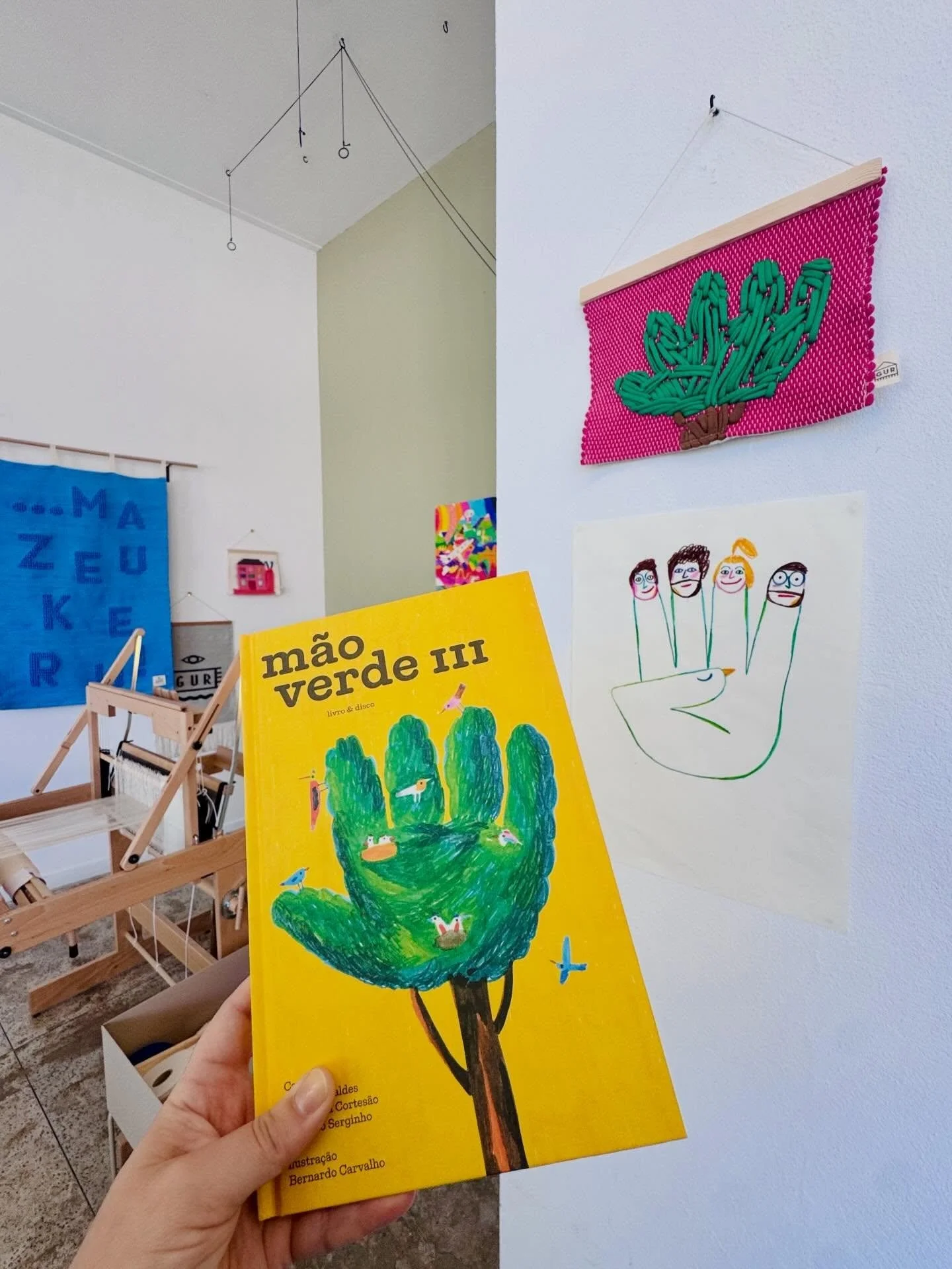 GUR + M&atilde;o Verde + It&rsquo;s a Book + Bernardo Carvalho

Que tarde bonita que passamos todos. Juntos somos mais, mais, mais, mais, mais! @a_maoverde @planetatangerina @itsabook @antonioserginho85 @francisca.cortesao @p.geraldes @a_capicua