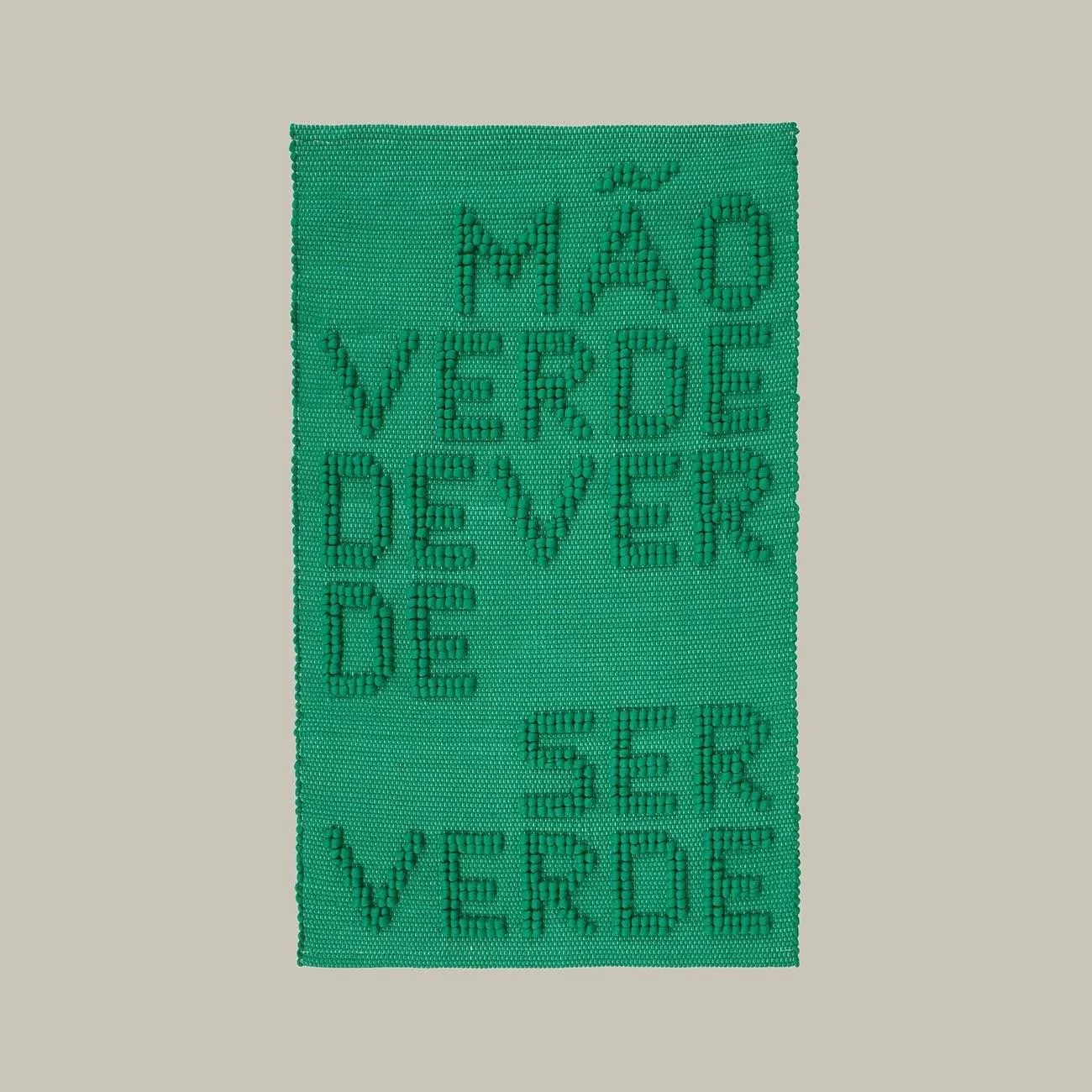 Tapetes inspirados no universo M&atilde;o Verde III.

A M&atilde;o Verde &eacute; uma banda, composta por Capicua, Francisca Cortes&atilde;o, Ant&oacute;nio Serginho e Pedro Geraldes, que conta com tr&ecirc;s discos-livros para a inf&acirc;ncia e uma