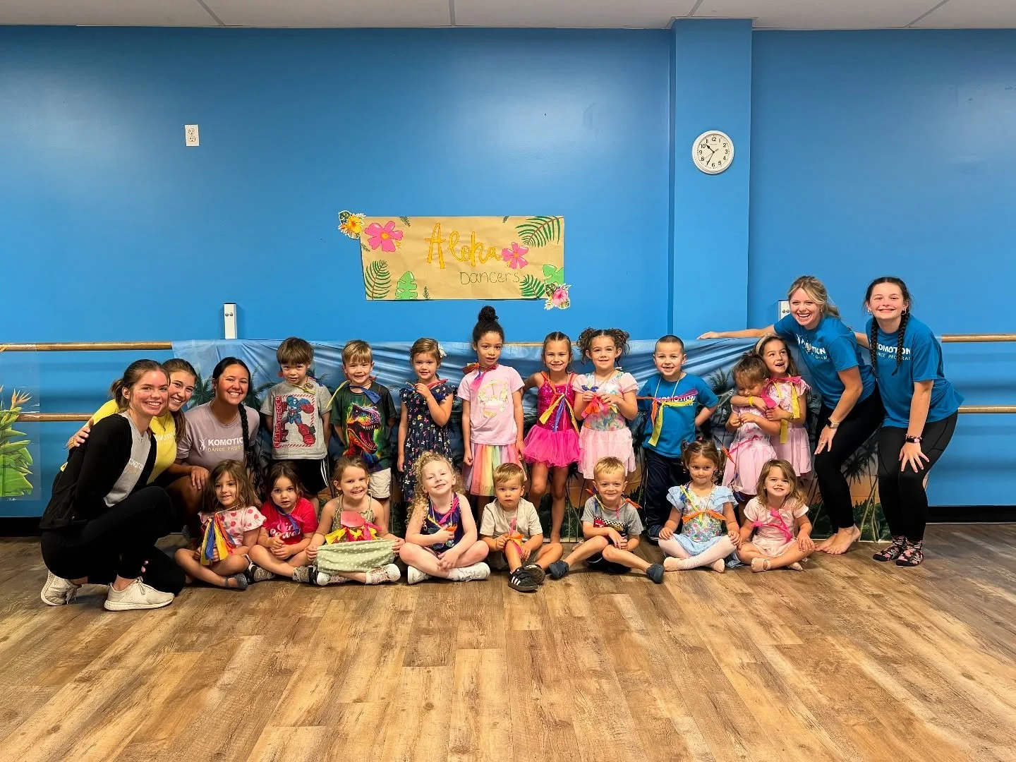 Over the weekend, Hawaiian themed Mini Dance Camp took over the studio 💙

20+ pre level dancers joined @felicipp @marissa_levan @_eva1313_ and @delaneymb04 for a fun weekend of dance, craft and snacks! 👏🏽👏🏽👏🏽

Great job, dancers! Thank you for