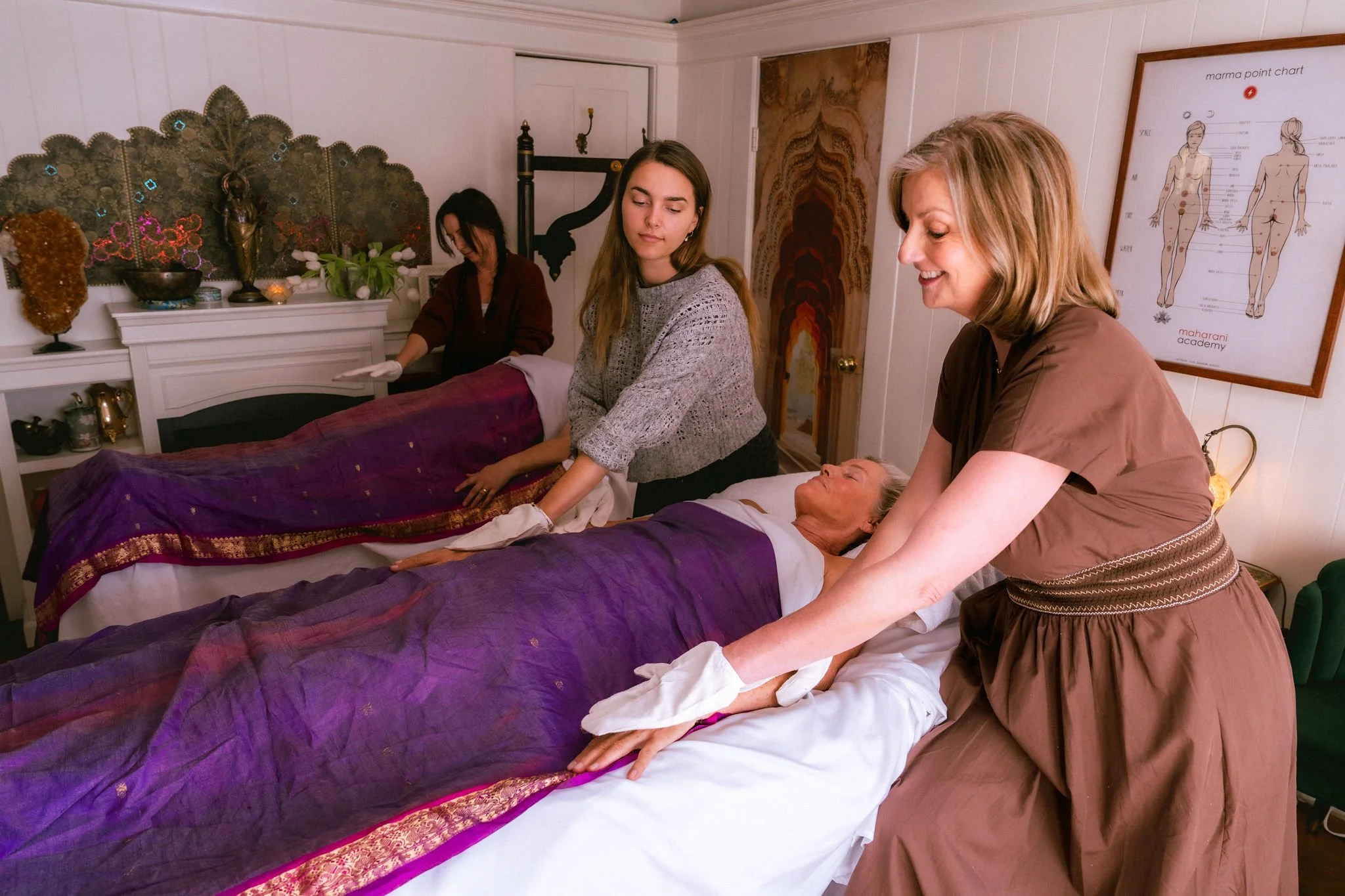 Ayurvedic Panchakarma Garshana silk glove treatment training