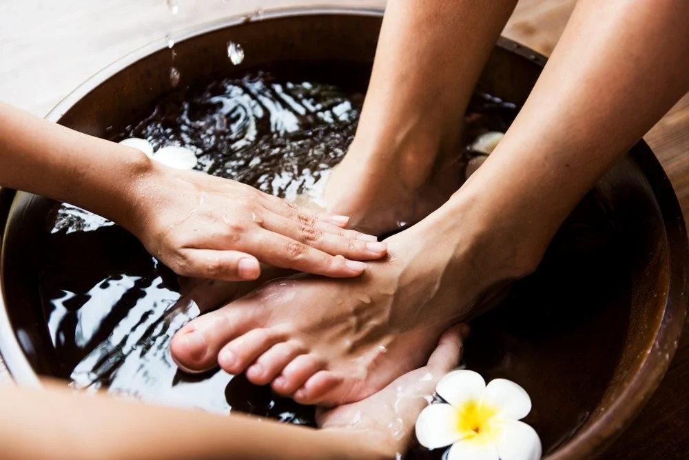 foot-bath-with-flowers.jpg