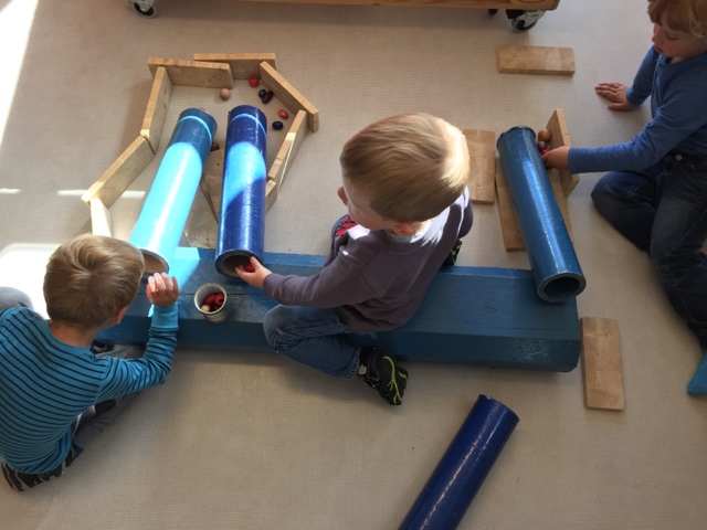 "Vi træng rør med hull, sånn at kula kan kom ut og inn. Røre må ligg litt nedover sånn at kula kan renn nedover. Vi bruke planka sånn at kula kan stopp mot dem".