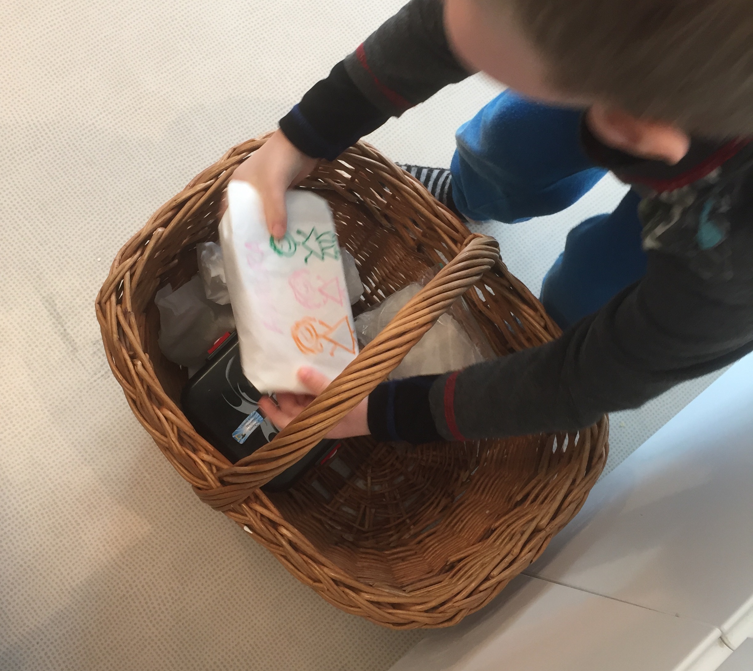 I barnehagen er vi omgitt av bokstaver i ulike materialer og vi har stort fokus på språk. Mange av fireåringene har allerede kommet til det andre stadiet i leseutviklingen, helordslesing; «barnet har dannet seg et visuelt bilde av det skrevne ordet og husker hvilket ord det er.»Noen av fireåringene er på det første stadiet, lesing av kontekst, mens noen fireåringer er kommet til eller er i overgangen til neste stadium, fonologisk lesing. «Fonologisk lesing innebærer at barnet har forstått at bokstavene representerer språklyder som skal trekkes sammen og bli til ord»(Barns språkutvikling, Anne Høigård)