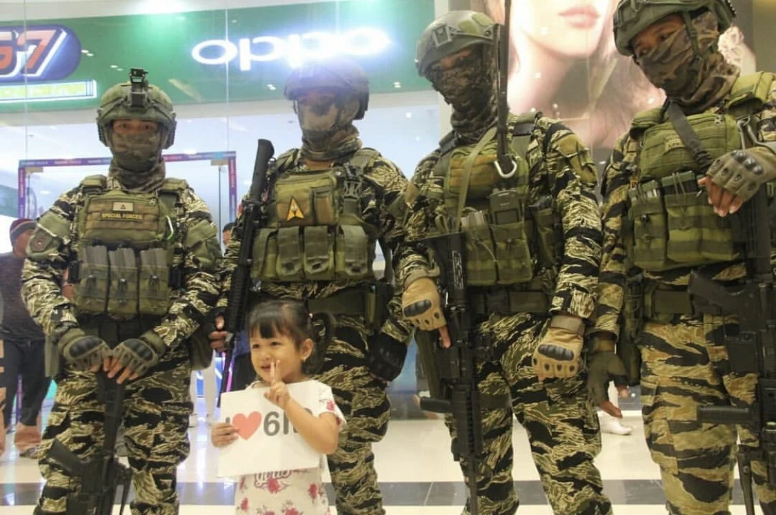 Special Forces Regiment (Airborne) during a public demonstration. 2nd operator to the right has an OD Venum chest rig.