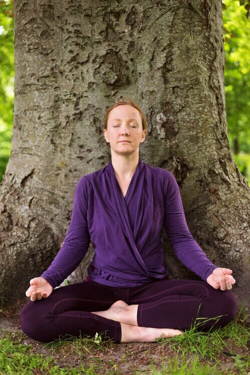 Sigrun i meditasjon - Yogaretreat Yogatid