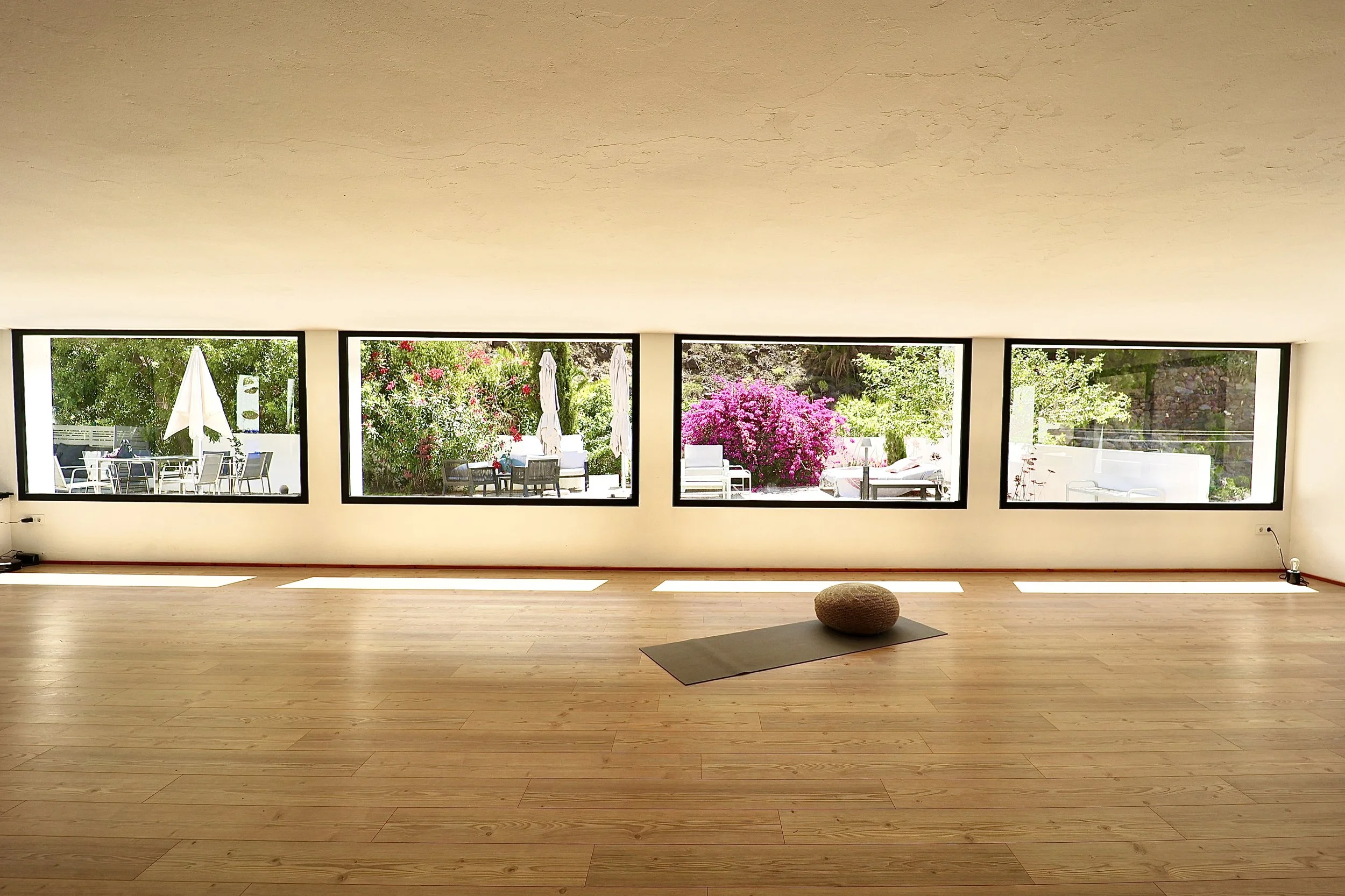  Luftig og godt yogarom med alt vi behøver av utstyr 