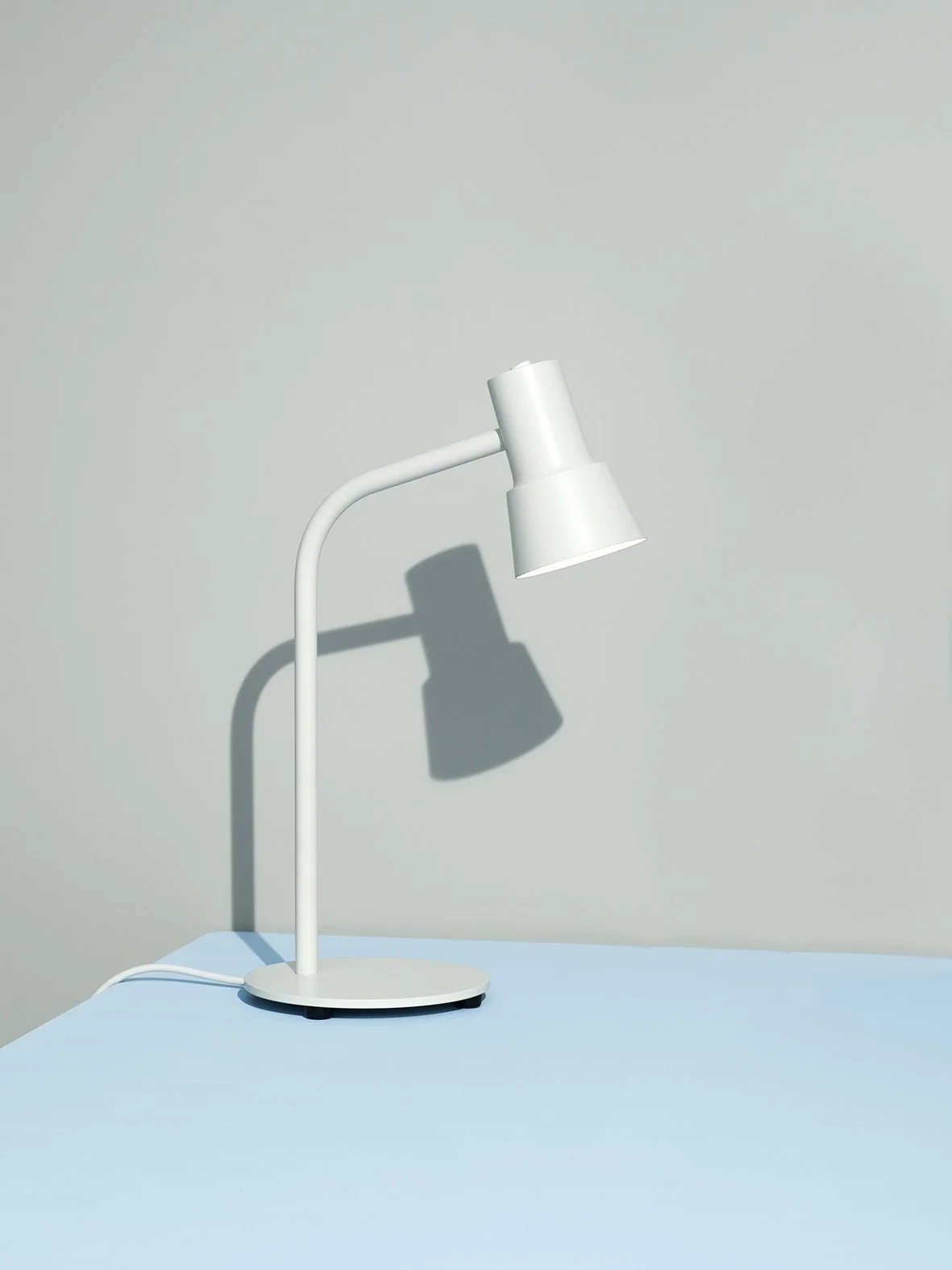 Compose-table-white-zerolighting.jpg