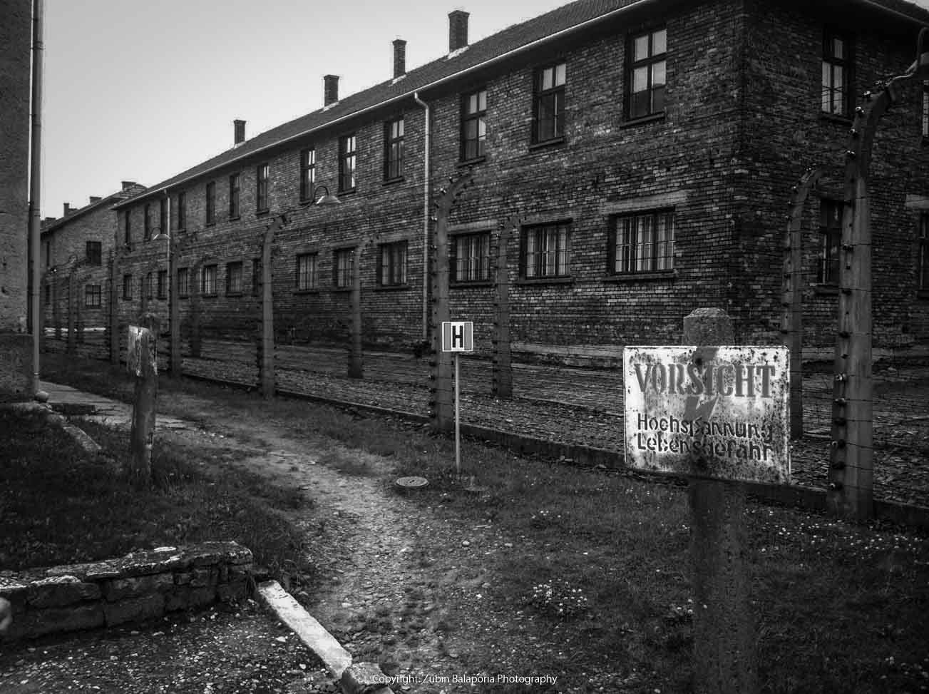 Auschwitz Vorsicht BW.jpg