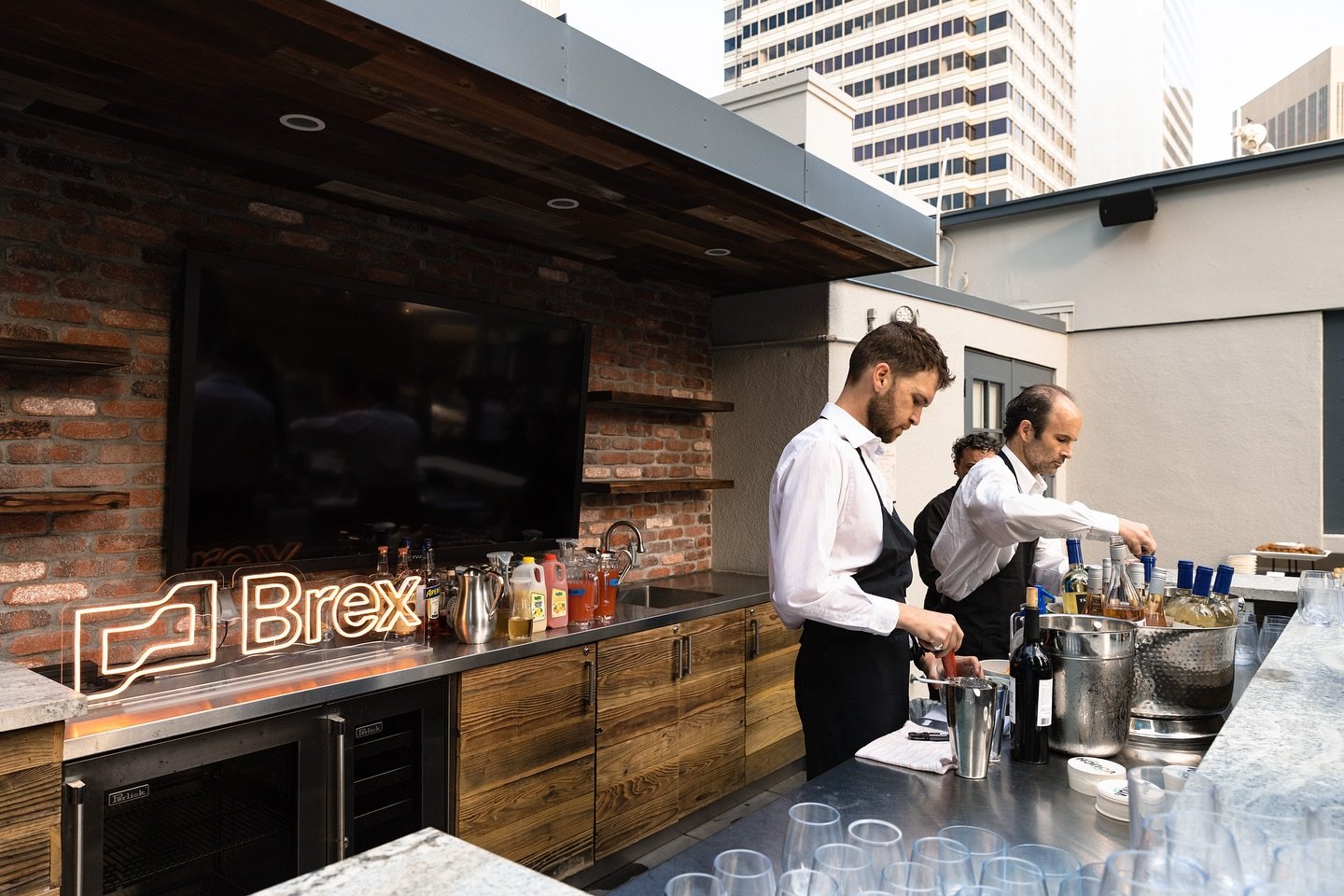 Host your next party in our penthouse, featuring an outdoor bar complete with a TV. Perfect for everything from corporate happy hours to Super Bowl Parties! 🎈🍸🏈 #thenewhallnest #thenest