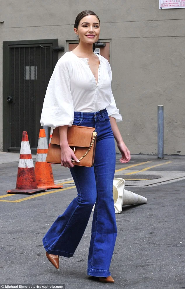 4A726B5200000578-5533415-Bring_on_the_bell_bottoms_Olivia_smiled_on_her_way_to_a_breakfas-m-93_1521754497491.jpg