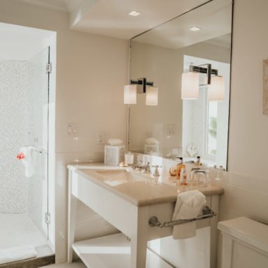 Hawksnest-villa_Bathroom-with-shower-385x385.jpg
