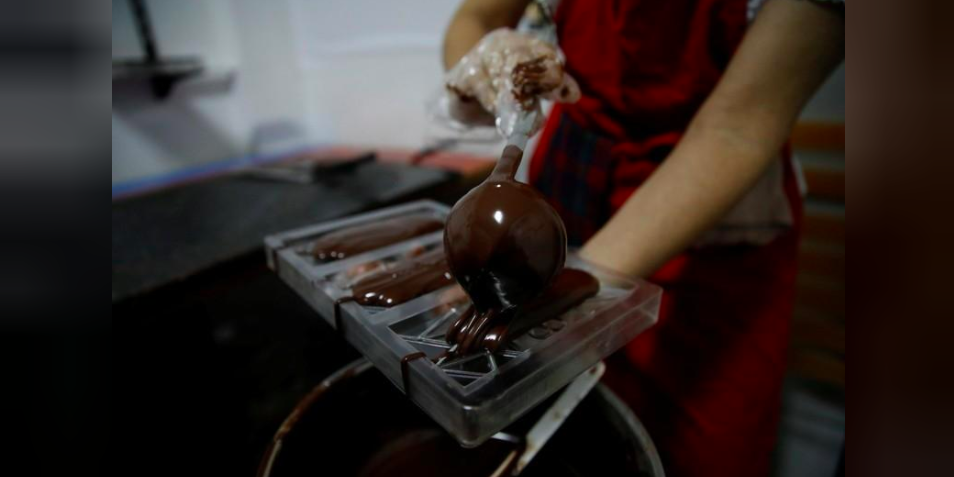 Adriana Pino makes chocolate bars at the +58 Cacao chocolate factory in Caracas, Venezuela October 6, 2017. REUTERS/Carlos Garcia Rawlins