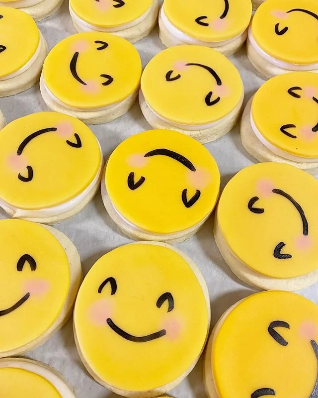 Happy is as happy does. #ellesbellesbakery #bozemanbakery #emoji #blushieemoji #frostedsugarcookie #theolist
