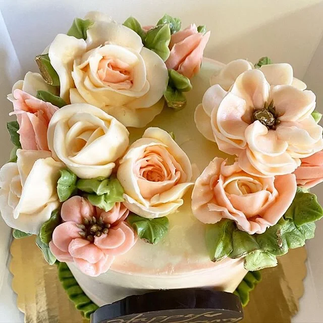 Spring spring spring! #buttercreamflowers #ellesbellesbakery #bozemanbakery #yum #redvelvet #blush