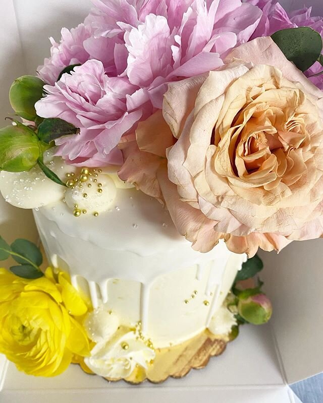 More flowery fluffy cakes for happy celebrations. This lovely is for a Bridal shower. Xo thank you again for the bouquet of blooms to work with this week @labellumflowers so much beauty! #ellesbellesbakery #ellesbelles #bridalshowercake #yum #bozeman