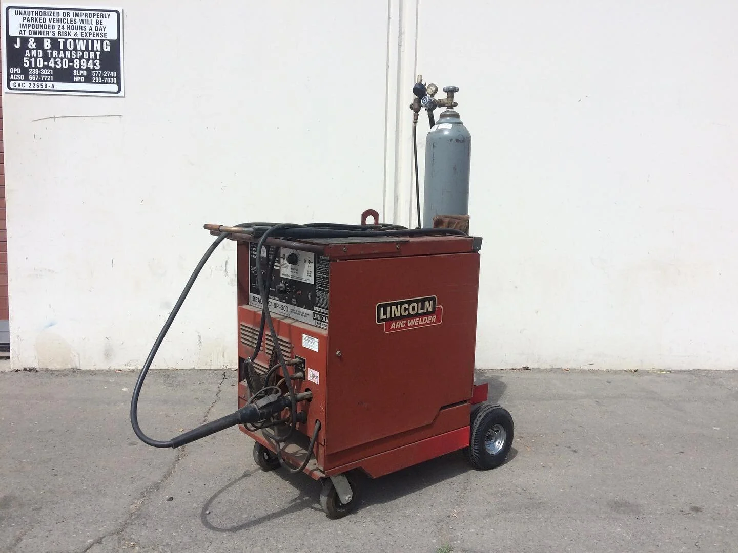 89 Lincoln Idealarc SP-200 seeks a new home. 

Old, Solid, Powerful (up to 1/2 inch plate), easy to fix.

Comes with regulator and a couple 33lb spools, no can. Would be cherry if it had a new gun/liner and ground clamp.

Got a new rig. Space is tigh